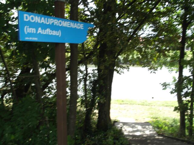 Das sichtbare Zeichen unseres Aufbruchs in eine neue Ära der Begehbarkeit historischer Stätten in Donauwörth, hier der Bereich des alten Hafens und des ehemaligen Eisenbahnüberganges über die Donau zum ersten Bahnhof Donauwörth's