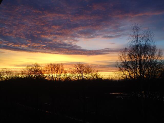 Wolken-Farbspiele der Morgensonne am 29.12.2012