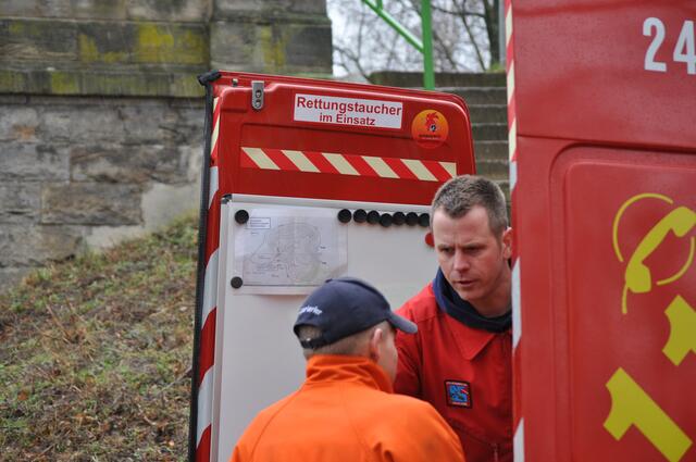 Rettungstaucher im Einsatz - Der Einstieg ins kalte Nass ist auf der anderen Seite des Kanals - drum hieß es wieder einsteigen, umparken.