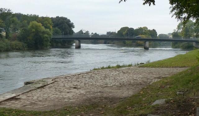 Historisches Hafen-Pflaster an der Kaimauer