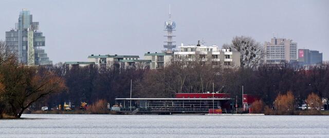 Zoom vom Südufer des Maschsees (v.l.n.R.: NORD/LB, alter Funkturm, Bredero-Hochaus, Sparkassen-Hochhaus); hier war die Sonne schon wieder verschwunden.