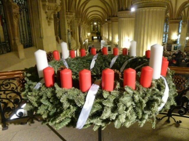 Adventskranz in der Rathaushalle - erstmals hier nach Johann Wichern im Jahre 2012