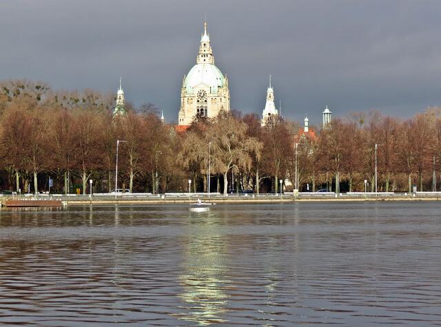 Blick auf das Neue Rathaus vom Maschsee aus.