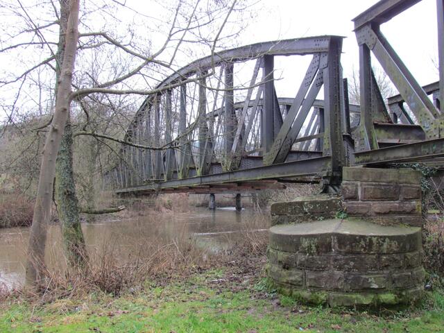 Die alte Eisenbahnbrücke über den kleinen Fluß, die Schlitz mit seinem Vogelsbergwasser