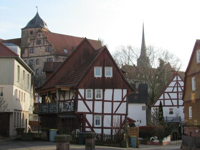 Altes Fachwerk mit der Burg dahinter