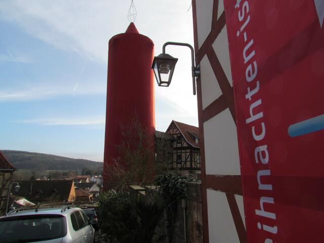 Der Turm als große Adventskerze
