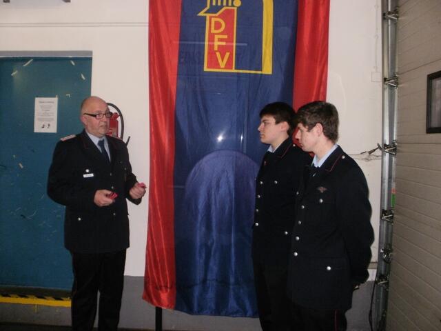 Gerd Siebenthaler begrüßt die aus der Jugendfeuerwehr übernommenen Timo Swiderke und Max Wüstenberg (v.l.n.r.) im Kameradenkreis der aktiven Einsatzabteilung