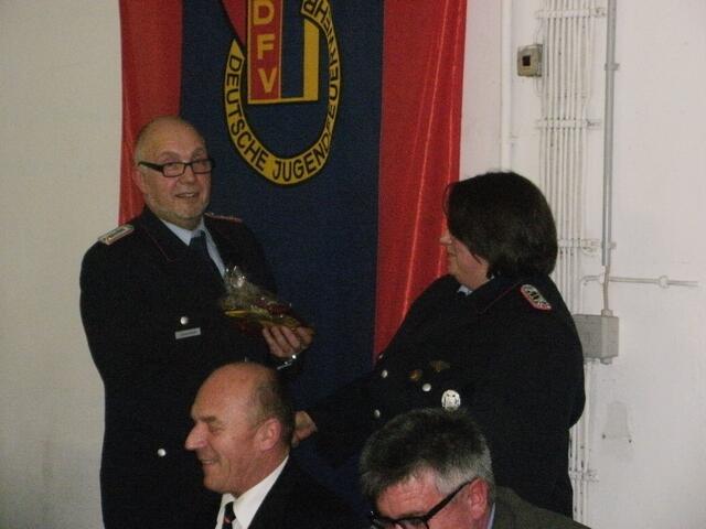 Gerd Siebenthaler dankt Dana Penzold für Ihre Arbeit als Jugendfeuerwehrwartin