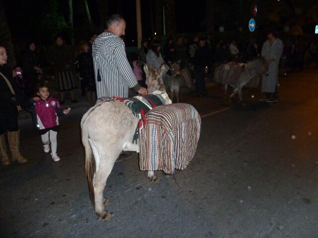 Ein Kind nähert sich dem Kasten.