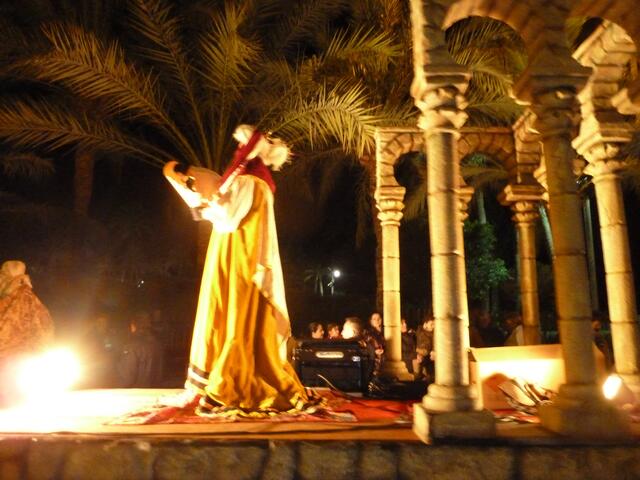 Er liest die Ankunft der hl drei Könige vor.