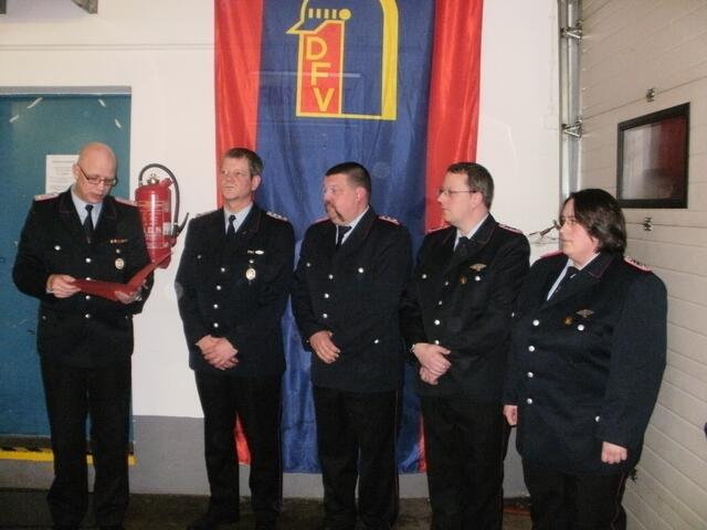 Henning Brüggemann ehrt Dirk Stappenbeck, Jörg Schneppe, Jörg Penzold und Dana Penzold (v.l.n.r.) für langjährige Ttigkeit im Feuerlöschwesen