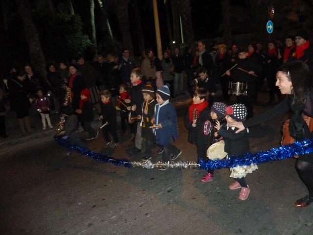 Kinder die eifrig ihre Trommeln schlagen.