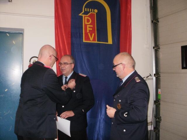 Henning Brüggemann ehrt Thomas Klenke mit der Verdienstnadel des Regionsfeuerwehrverbandes