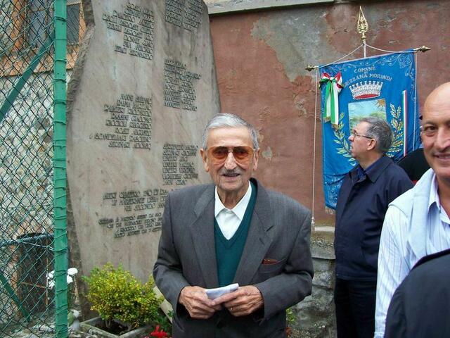 Einüberlebender Partisan Guiseppe Felchi am Gedenktag an das Massaker in Le Botte