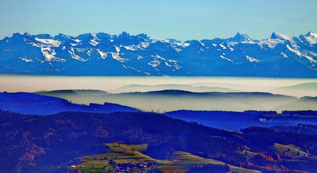 Die Alpen sind zum Greifen nahe, v Belchen.