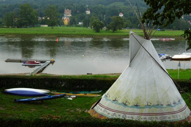 Dresden, Elbe: Der DKV-Kanu-Station Status, wie hier bei einem  Dresdener Verein, ermöglicht die zuverlässige Unterkunft von Kanutouristen. Hier sogar im schon aufgebauten Mehrpersonen Tipi. | Foto: Ruhrkanuten