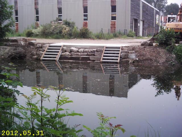 Gronau: Neue Ufertreppenanlage. Kanu- An/Ableger- Ufertreppen Bauempfehlung:
Zum sicheren An/Ablegen gehört 2m stromauf ein Bugleinen-Umschlingungsmast ins Ufer ! 
Eine Doppel-Ufertreppen-Anlage mit höchstdurchlässigen ,schlammfreien Gitterroststufen, sollte schon aus Kostengründen nur an Ruderer- Flüssen existieren. Außerdem könnten unerfahrene Miet-Canadierfahrer zu Viert gleichzeitig aus/einsteigen wollen und dabei kentern ! Voraussetzung: Bewuchshemmender Untergrund.  Kanu’s (Kajak, Canadier)...Forts.