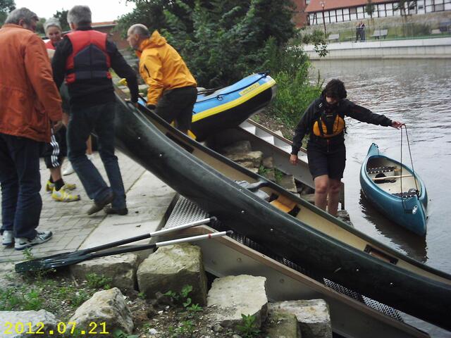 Gronau, Ufertreppe: Kanu- An/Ableger- Ufertreppen Bauempfehlung:
...Fortsetzung

 Kanu’s (Kajak, Canadier) werden meistens treppenwangenparallel geslippt (Boot rein/raus), deswegen gehören dazu gleichlaufende Balken als Gleithilfe ins Ufer montiert, auf denen Erfahrene, auch im Kanu sitzend, ins Wasser gleiten können ! Gelegentlich trifft man auch Rollen auf oder neben Treppen an.