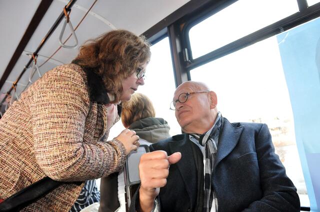 Dr. Gudrun Koch im Gespräch mit Herbert Schmalstieg.