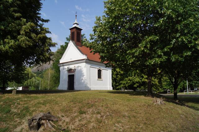 Eine kleine Kapelle steht an der Donau bei Nagymaros am Donauknie. Dort, wo die Donau die Ostrichtung ändert und in Richtung Süden fließt - vorbei an Budapest.