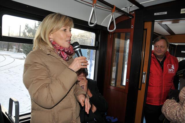 Doris Schröder-Köpf begrüßt die Fahrgäste.