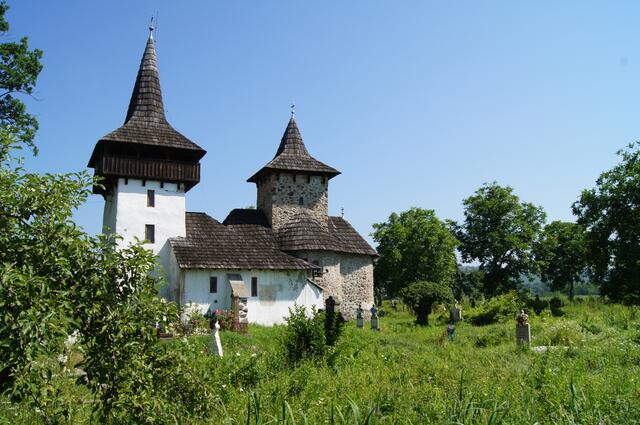 Dieser Friedhof mit der kleinen Kirche steht bei Deva in Rumänien. Die Grabpflege in Rumänien unterliegt dort offensichtlich anderen Gewohnheiten. Das ist mir generell auf allen Friedhöfen aufgefallen. Übrigens unterscheiden sich die meisten Hausgärten nicht nennenswert...