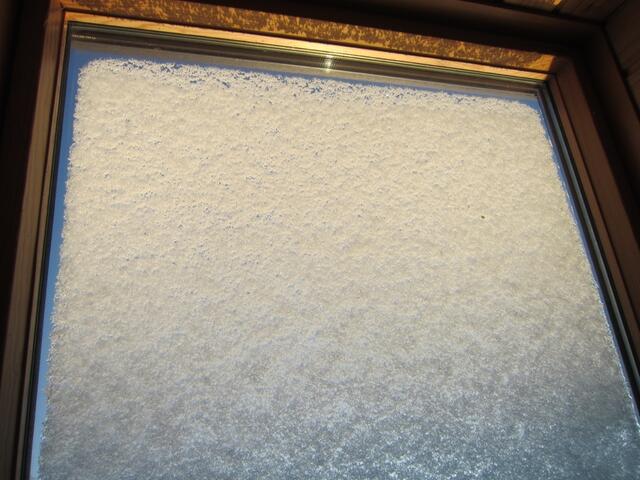 Das schneebedeckte Dachfenster