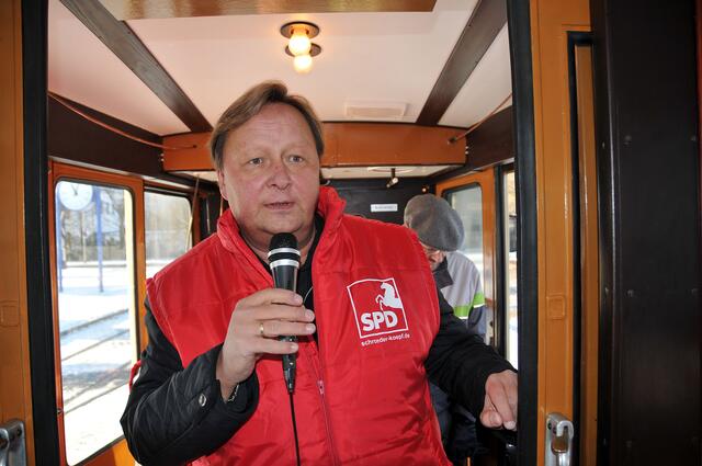 Bernd Rödel moderierte die Oldtimerfahrt-