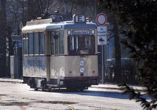 Ein Straßenbahn-Oldtimer ratterte durch den Südosten von Hannover.