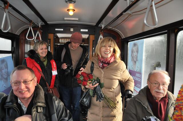 Doris Schröder-Köpf verteilt rote Rosen.