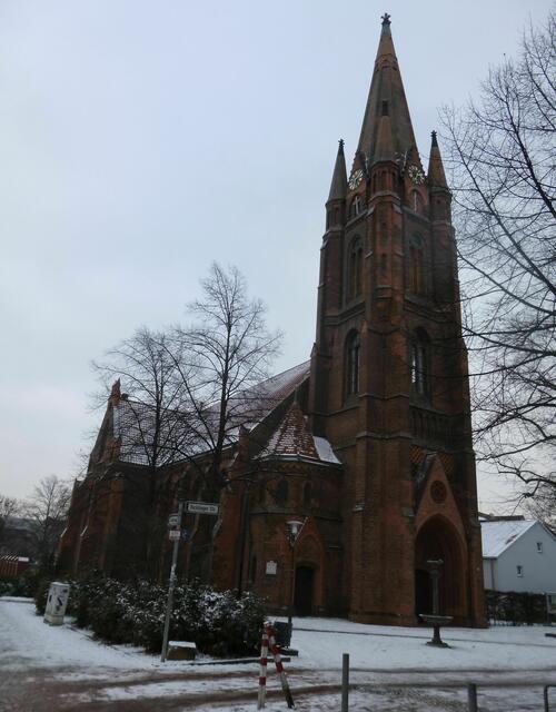Erlöserkirche mit Gemeindesaal, andeutungsweise rechts.