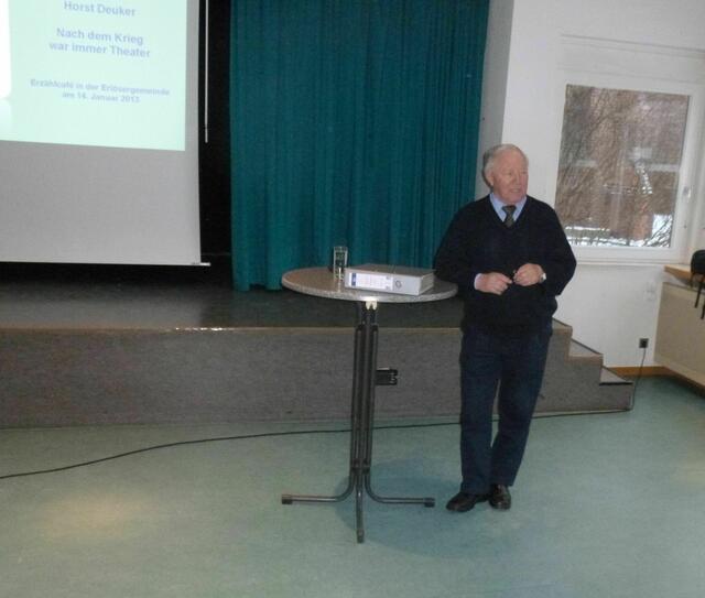 Horst Deuker spricht.
