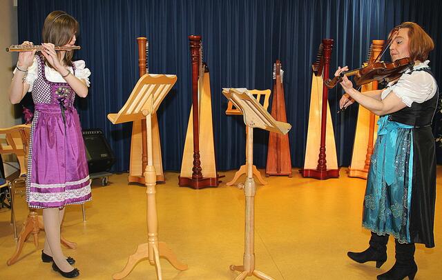 Kathrin Wörle (Flöte) und Krystyna Hüttner (Violine) spielten einen langsamen Ländler.