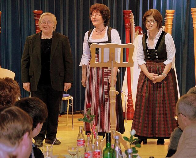 "trio laetizia" mit v. l. Irmgard Stallauer, Anneliese Gärtner und Margarete Zahn sangen schwäbische Volklieder und waren Gäste der Musikschule Wertingen.
