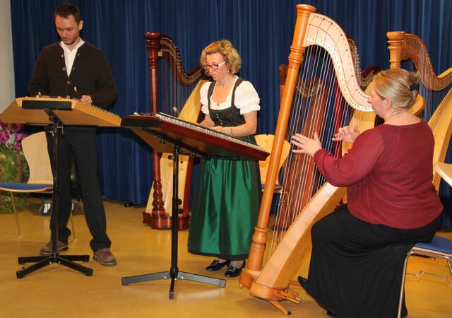 Andrea Kratzer, Finny Tilp und Hans-Josef Schlicker (v. r.) bewiesen mit dem Saitenmusikensemble die Vielseitigkeit ihres Können.