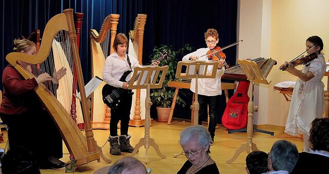 Die jungen Geigenschüler Adela Laurien und Matthias Büsing spielten zusammen mit Nadine Bohmann am Bass. Begleitet wurden die jungen Künstler von Andrea Kratzer an der Harfe.