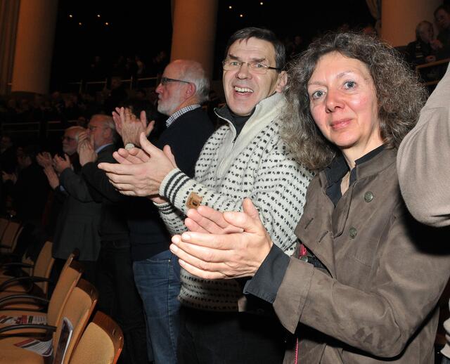 Viel Beifall für die Rede: im Publikum auch der frühere Döhrener Ratsherr Manfred Müller und Bezirksbürgermeisterin Christine Ranke-Heck.