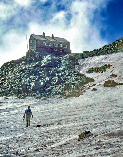Vor der Britannia Hütte 3030 m H, auch ein Ausgangspunkt zum Allalinhorn.