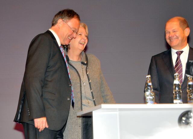 Ein Kandidat, zwei Regierungschefs: v.l. Stephan Weil, Hannelore Kraft, Olaf Scholz.