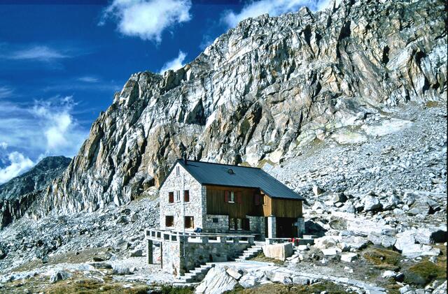 Almageller Hütte , auch Ausgangspunkt zur Weissmies-Überquerung, auch ein  relativ leichter Viertausender