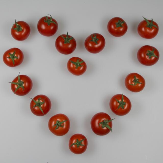 rot sind Tomaten - rot ist die Liebe und rot sind Herzen...
