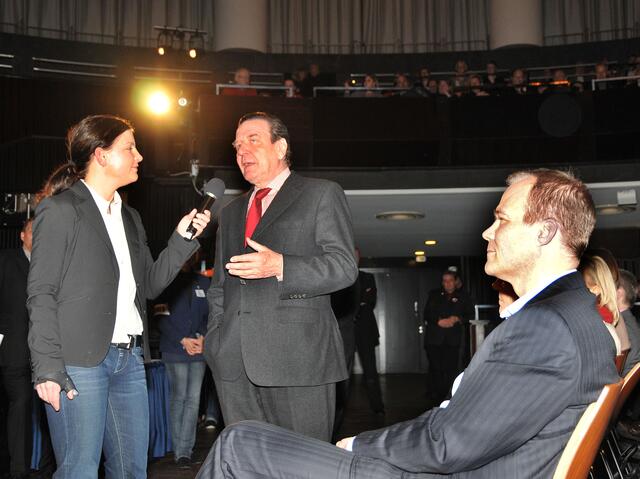 Interview mit Gerhard Schröder. Vorn rechts: Dr. Matthias Miersch, Bundestagsabgeordneter und Vorsitzender des SPD-Unterbezirks.