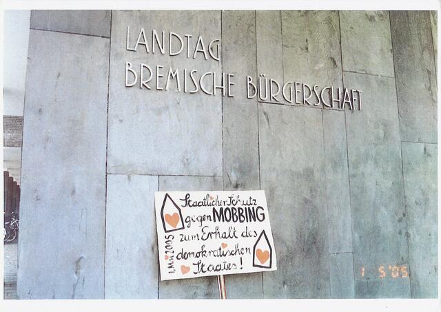 BAKI-Bitte "Staatlicher Schutz gegen MOBBING zum Erhalt des demokratischen Staates!" zum 1. Mai 2005 am Haus der Bremischen Bürgerschaft