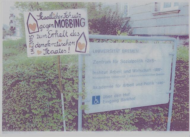 BAKI-Bitte "Staatlicher Schutz gegen MOBBING zum Erhalt des demokratischen Staates!" zum 1. Mai 2005 vor der Akademie für Arbeit und Politik an der Universität Bremen