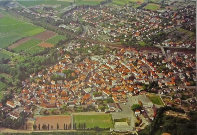 Die Luftaufnahme ist aus den 8oer Jahren des vergangenen Jahrhunderts und stammt aus dem Buch "Kulturdenkmäler in Hessen - Band I Landkreis Marburg-Biedenkopf".