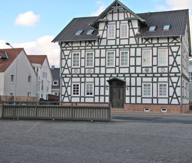 Vom Hof des heutigen Amtsgerichtes blicken wir auf das im Jahre 1900 errichtete ehemalige Gasthaus, das heute zu einem Ärztezentrum gehört.