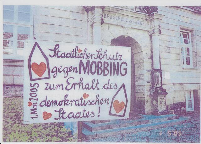 BAKI-Bitte "Staatlicher Schutz gegen MOBBING zum Erhalt des demokratischen Staates!" zum 1. Mai 2005 vor dem "Bremer Schultor" (s. GOOGLE)
