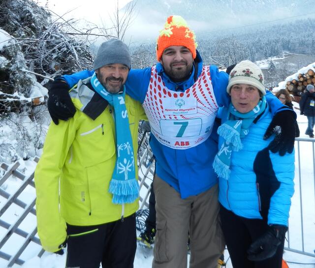 Christian Neureuther (l.) und Rosi Mittermaier mit Special Olympics Athlet Wolfgang Gunzelmann