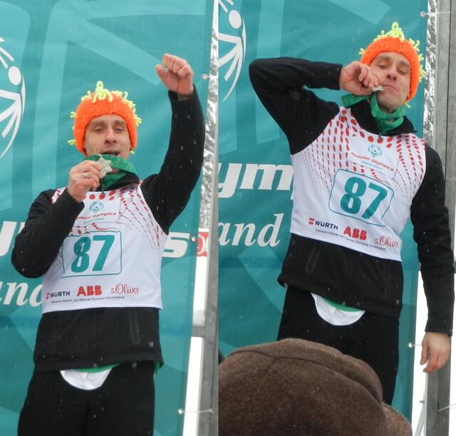 Martin Leiminger freut sich über seine Silbermedaille