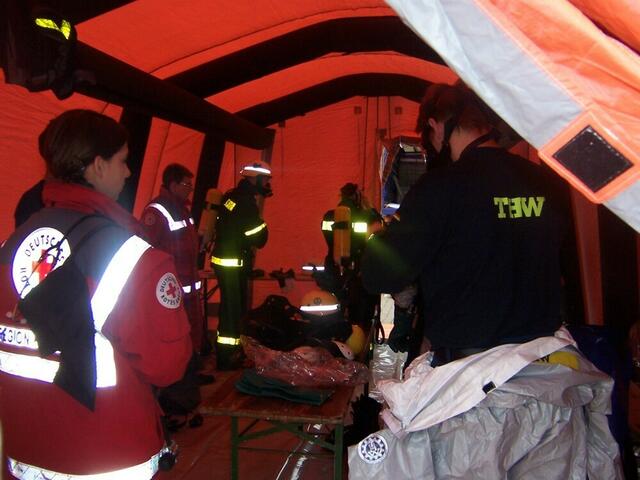 Einsatzübung mit Feuerwehr und THW bei einer Gefahrgutübung, © DRK Laatzen, F. Hentschel